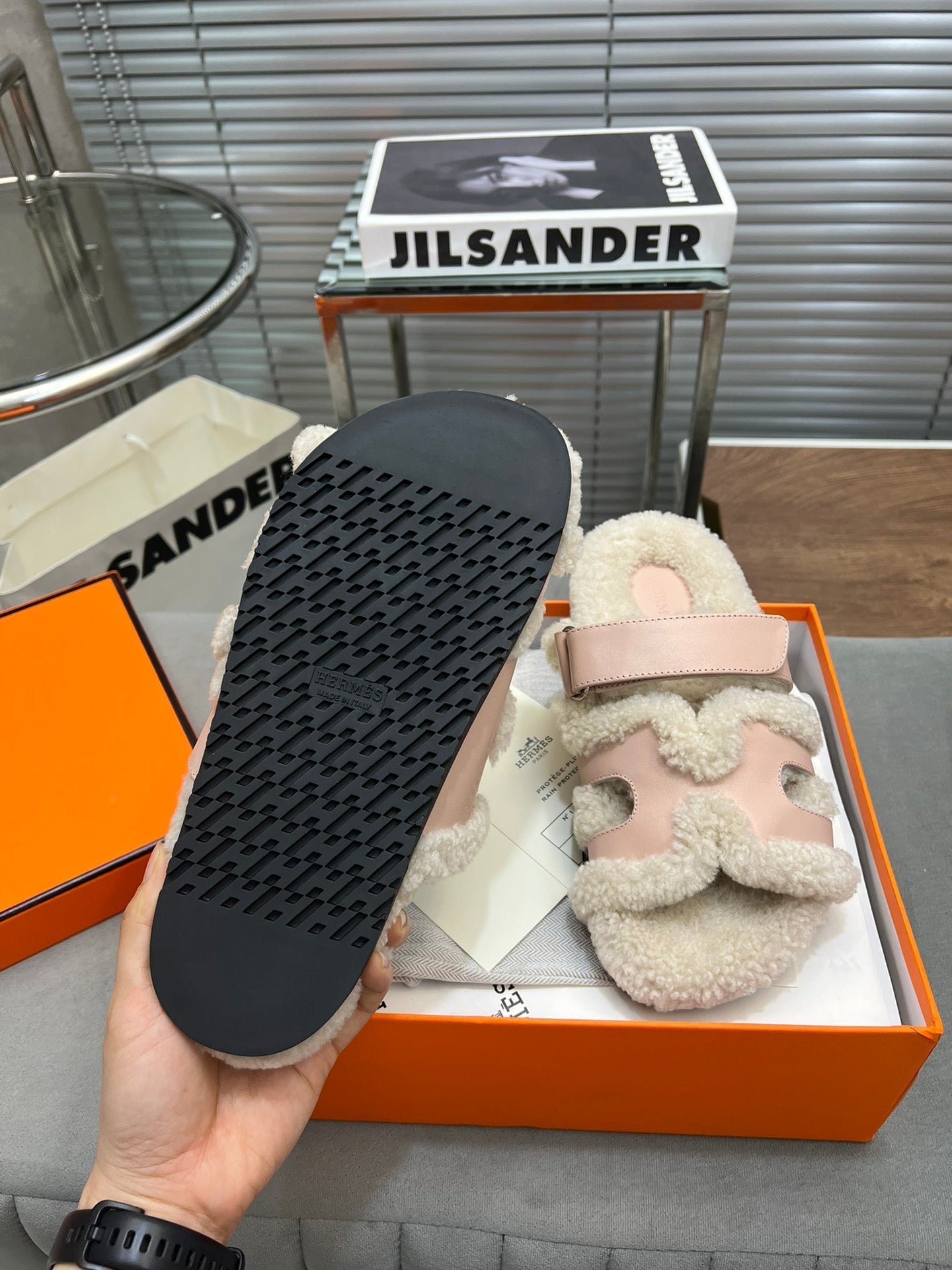 CHYPRE SLIPPERS IN BEIGE LAMB WOOL AND BABY PINK CALFSKIN