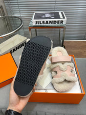 CHYPRE SLIPPERS IN BEIGE LAMB WOOL AND BABY PINK CALFSKIN