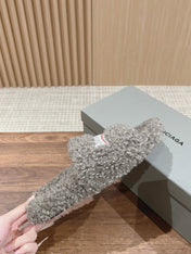 FURRY SLIDES IN GRAY CURLY SHEARLING
