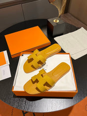 0RAN SANDAL Leather Medallion