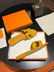 0RAN SANDAL Leather Medallion
