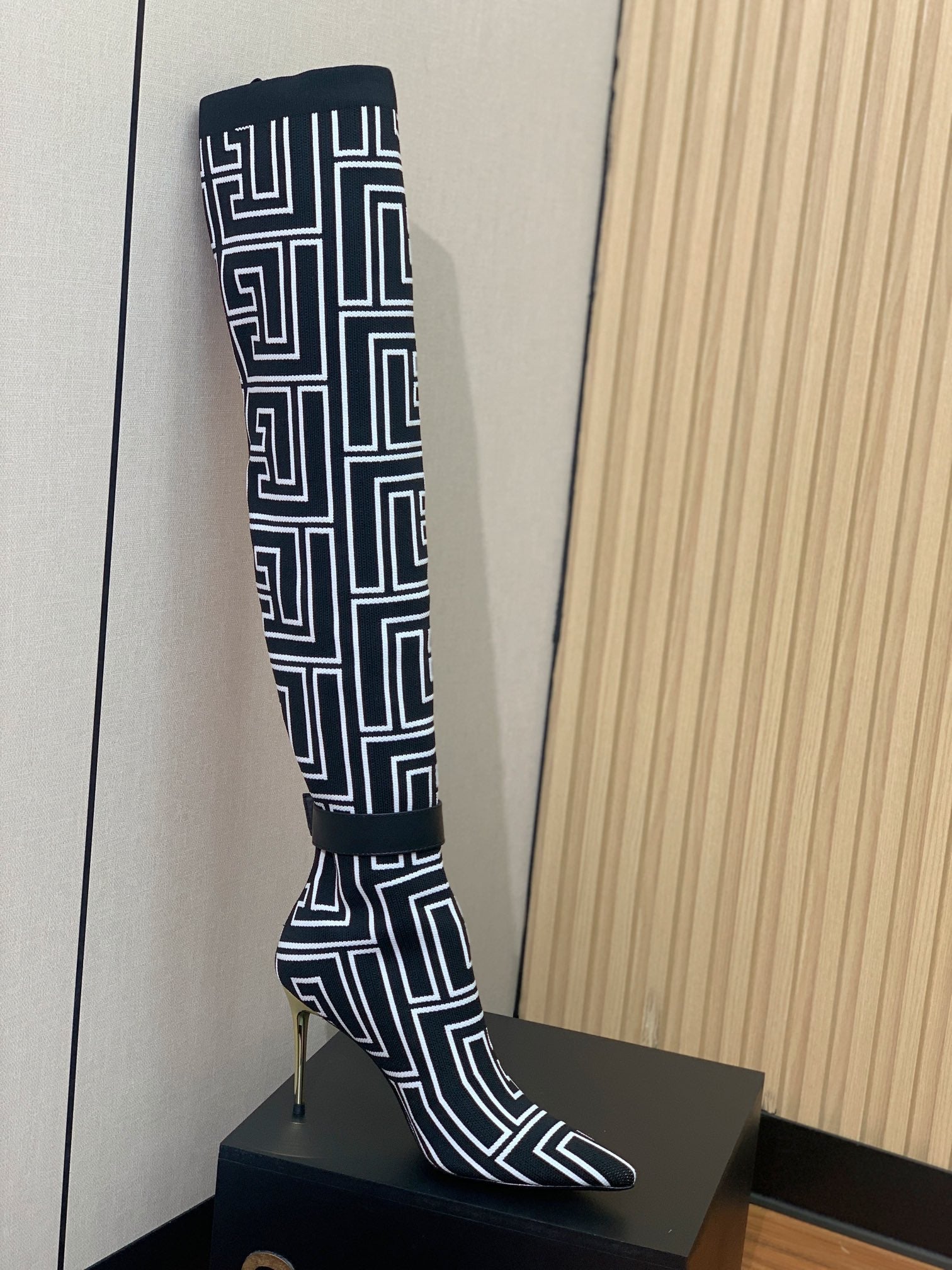 BALMAIN 26S HIGH-TOP BOOTS 105 MM IN BLACK AND WHITE FLYKNIT STYLE 5