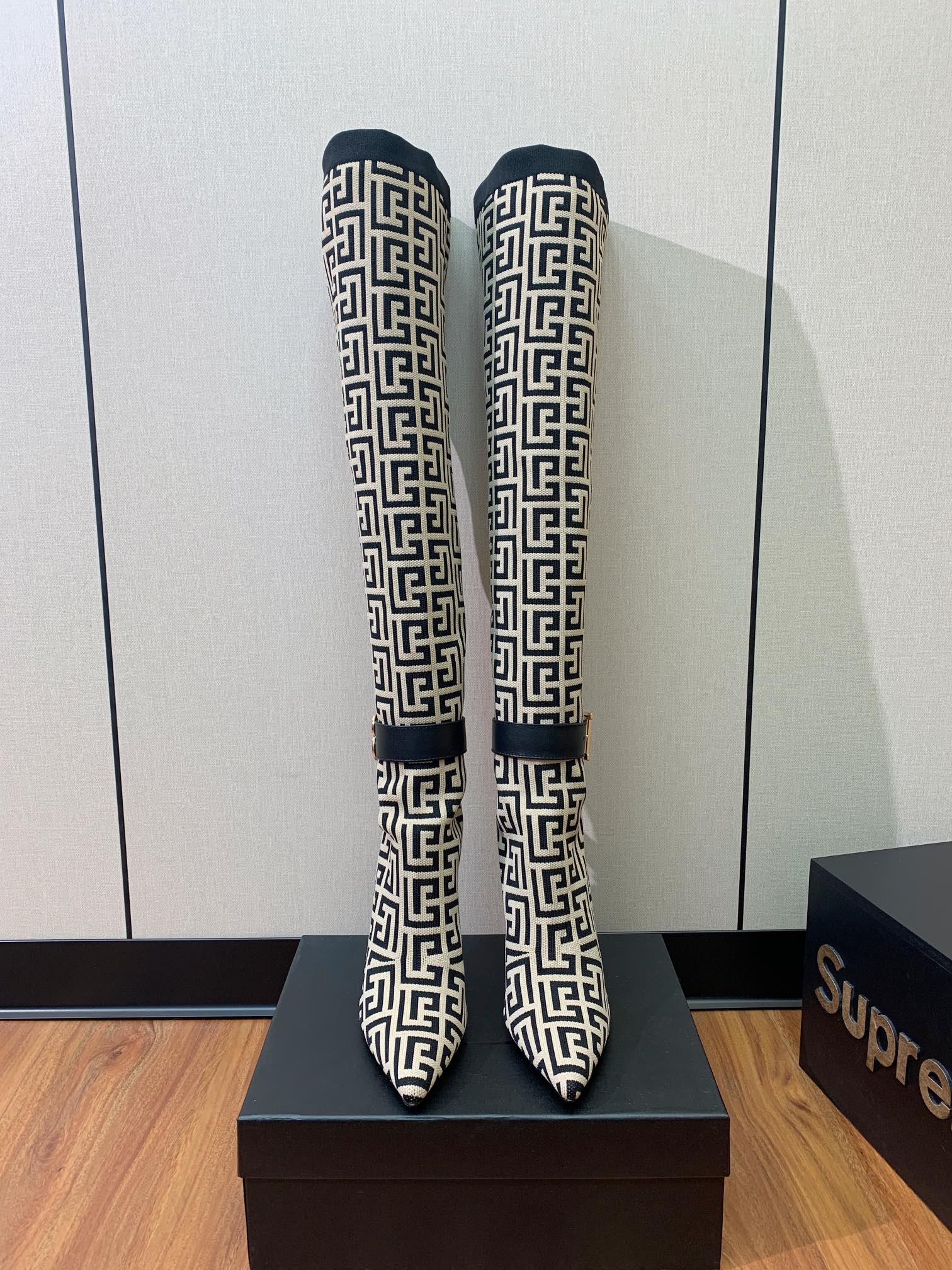 BALMAIN 26S HIGH-TOP BOOTS 105 MM IN BLACK AND WHITE FLYKNIT STYLE 4