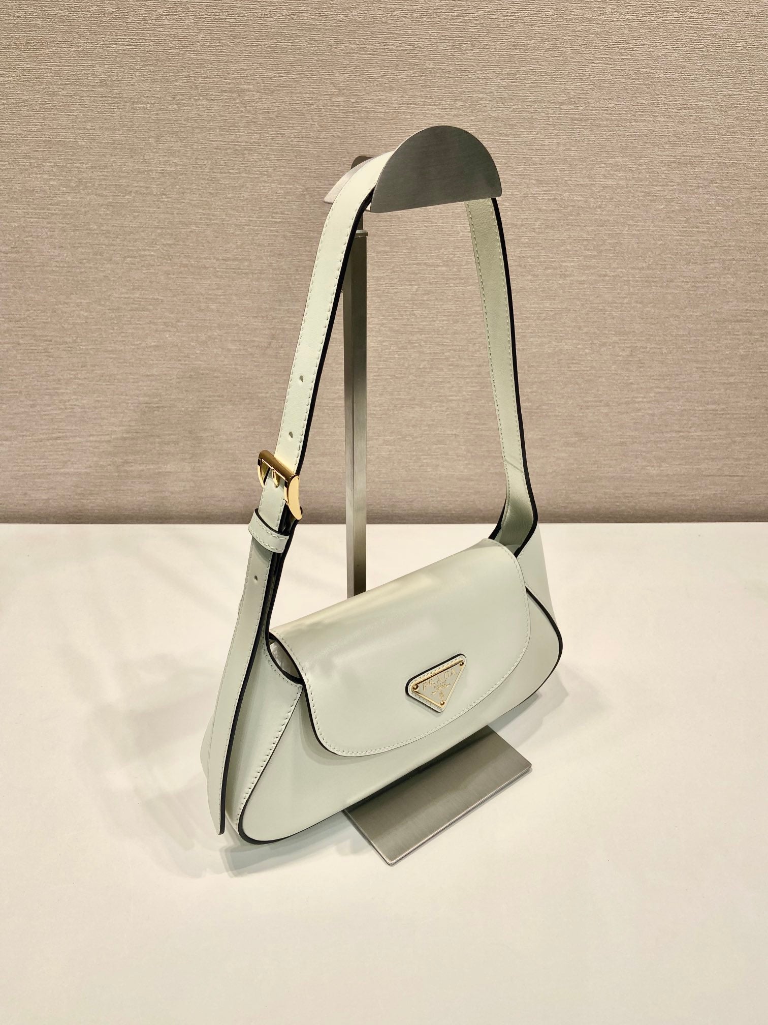 FLAP BAG 25 IN WHITE SMOOTH CALFSKIN TRIANGLE LOGO