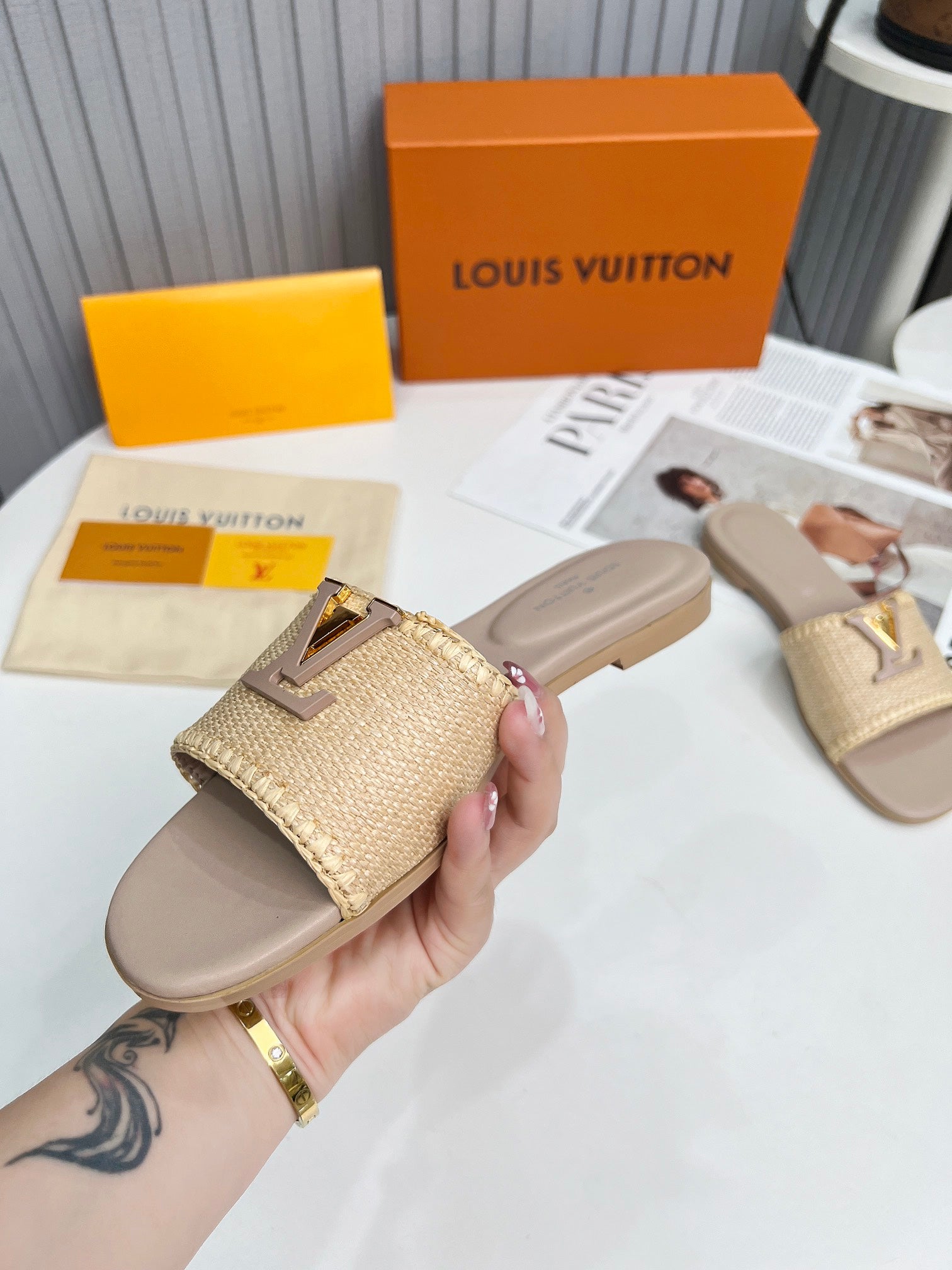 LV 26S FLAT SLIDES IN DARK BEIGE CALFSKIN AND RAFFIA