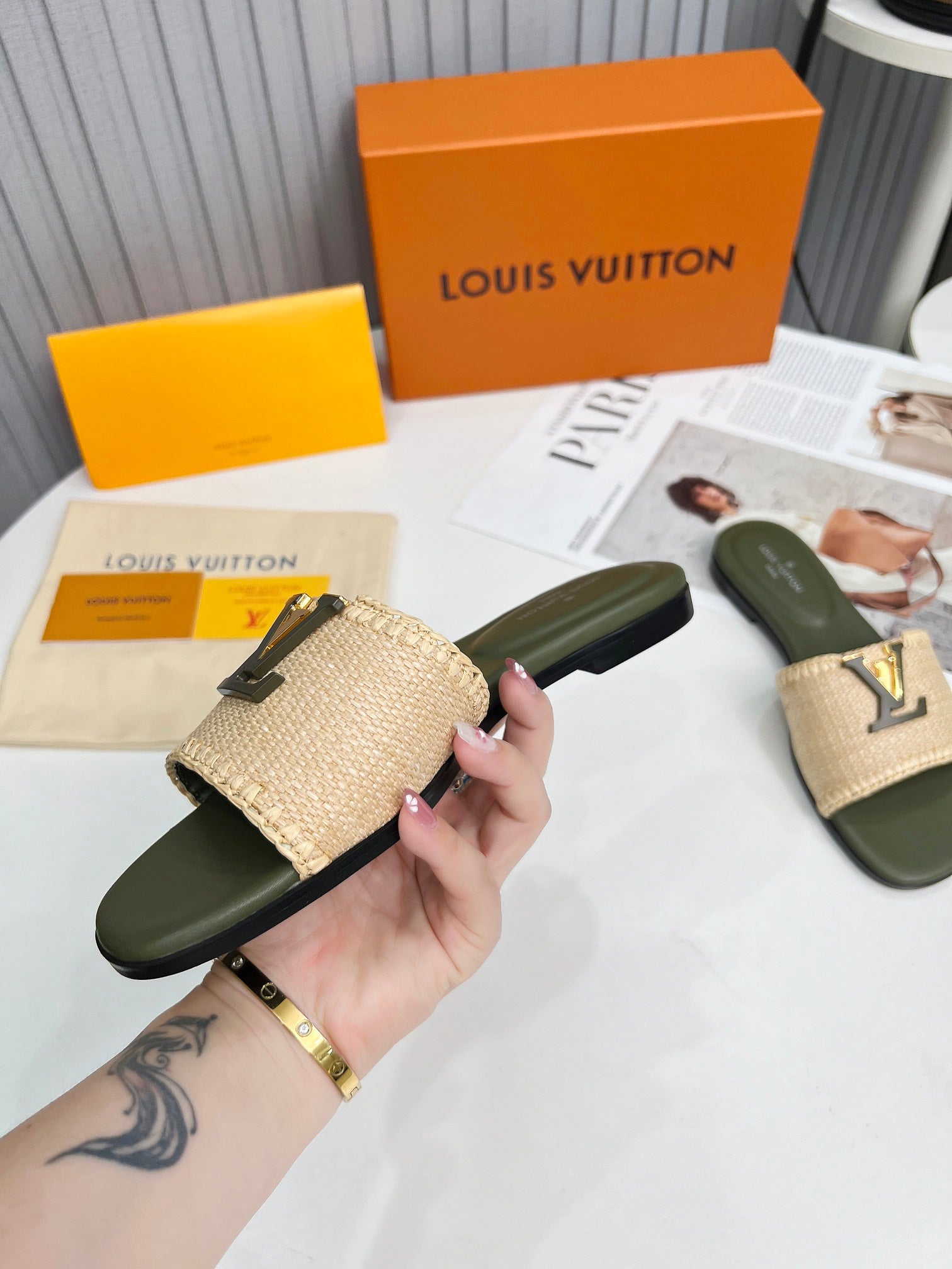 LV 26S FLAT SLIDES IN MOSS GREEN CALFSKIN AND BEIGE RAFFIA