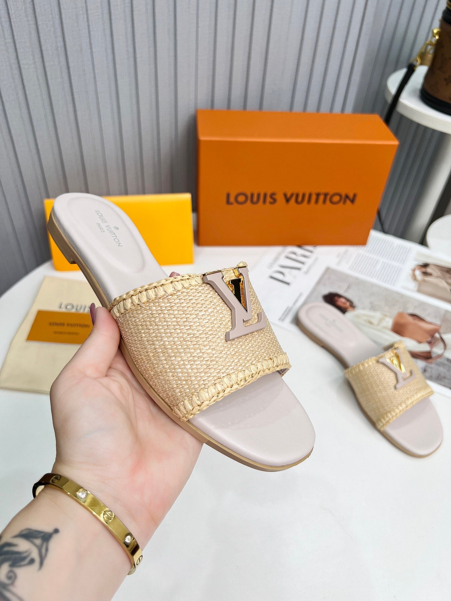 LV 26S FLAT SLIDES IN ASH BEIGE CALFSKIN AND RAFFIA
