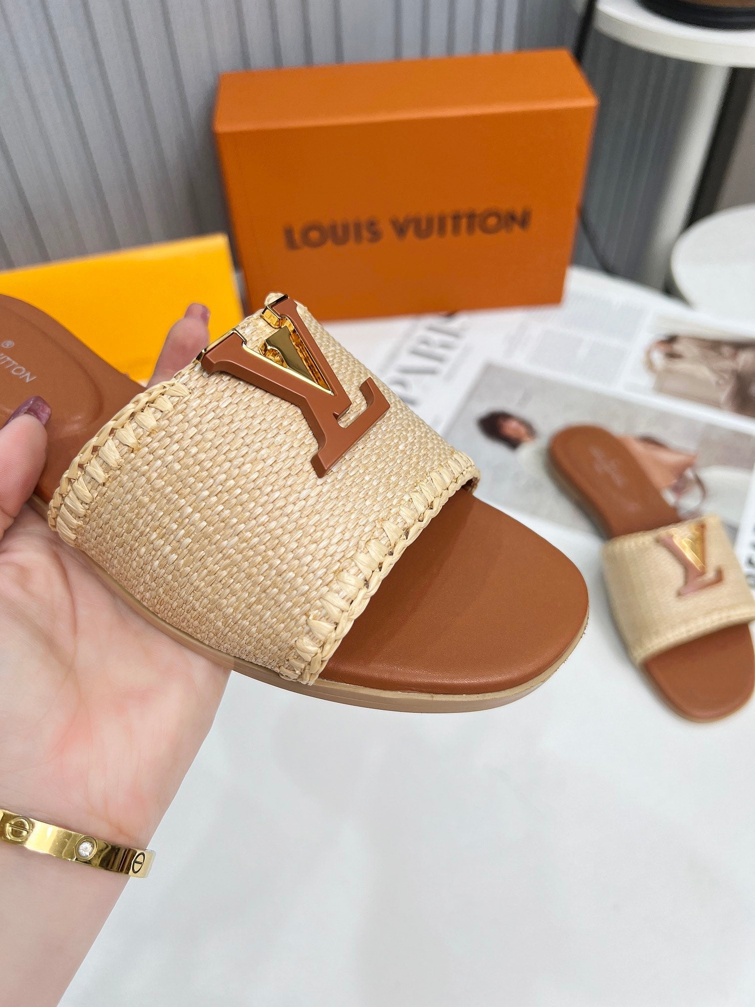 LV 26S FLAT SLIDES IN BROWN CALFSKIN AND BEIGE RAFFIA
