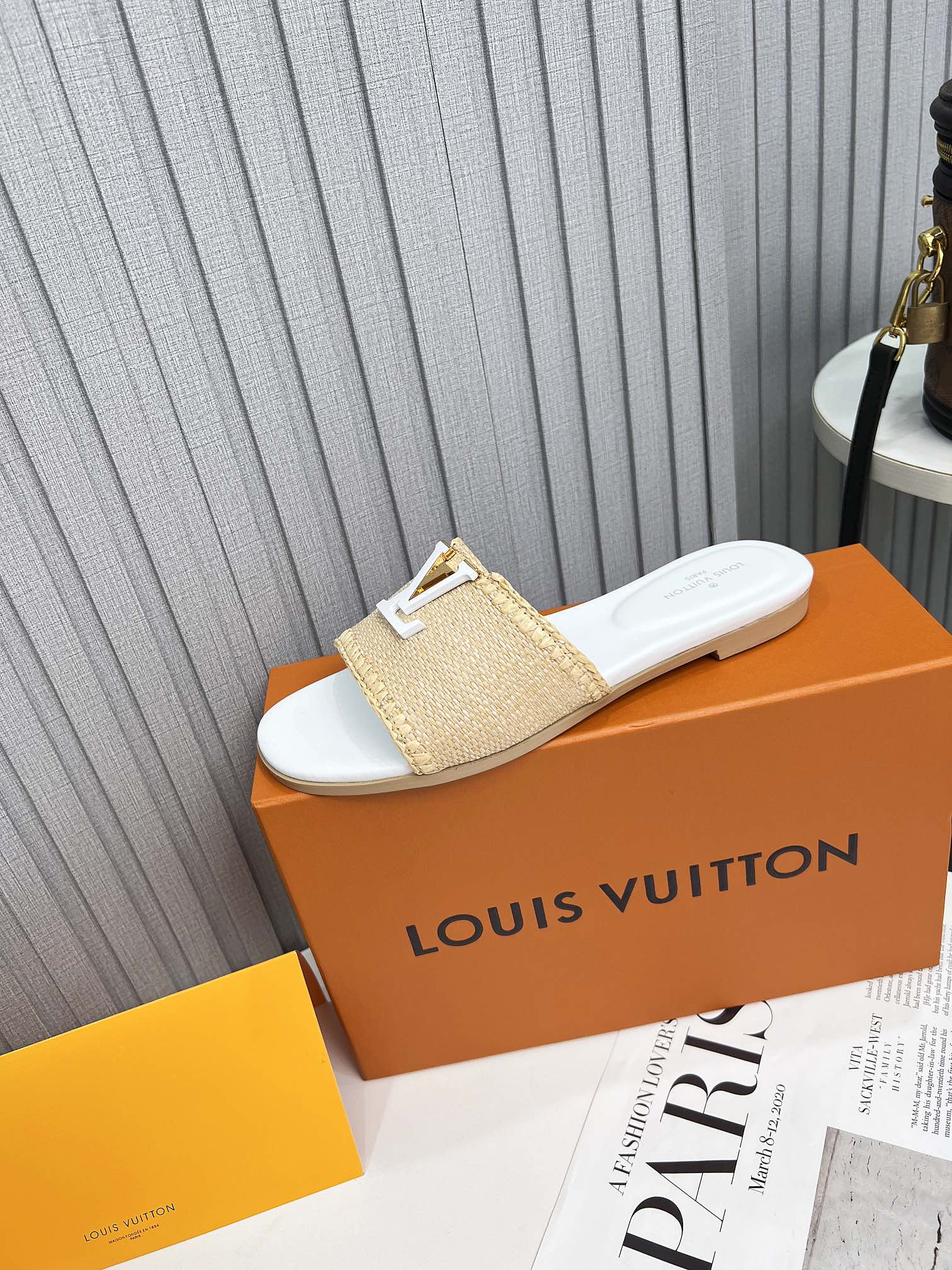 LV 26S FLAT SLIDES IN WHITE CALFSKIN AND BEIGE RAFFIA