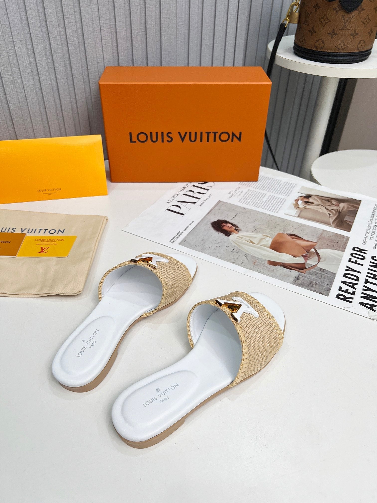 LV 26S FLAT SLIDES IN WHITE CALFSKIN AND BEIGE RAFFIA