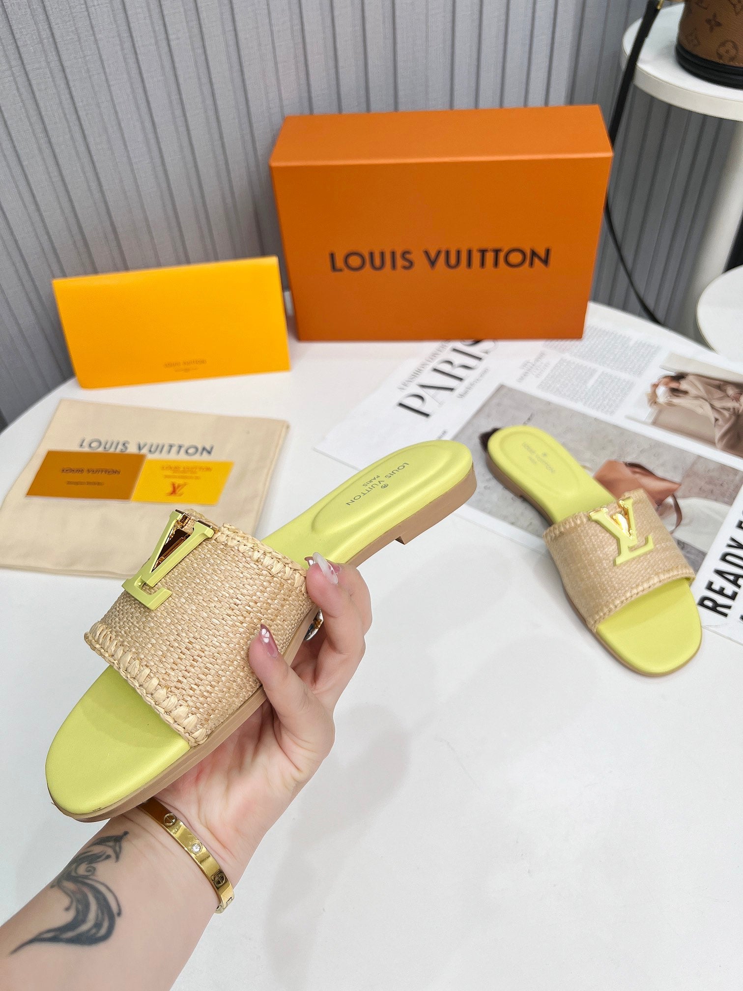 LV 26S FLAT SLIDES IN LIGHT YELLOW CALFSKIN AND BEIGE RAFFIA