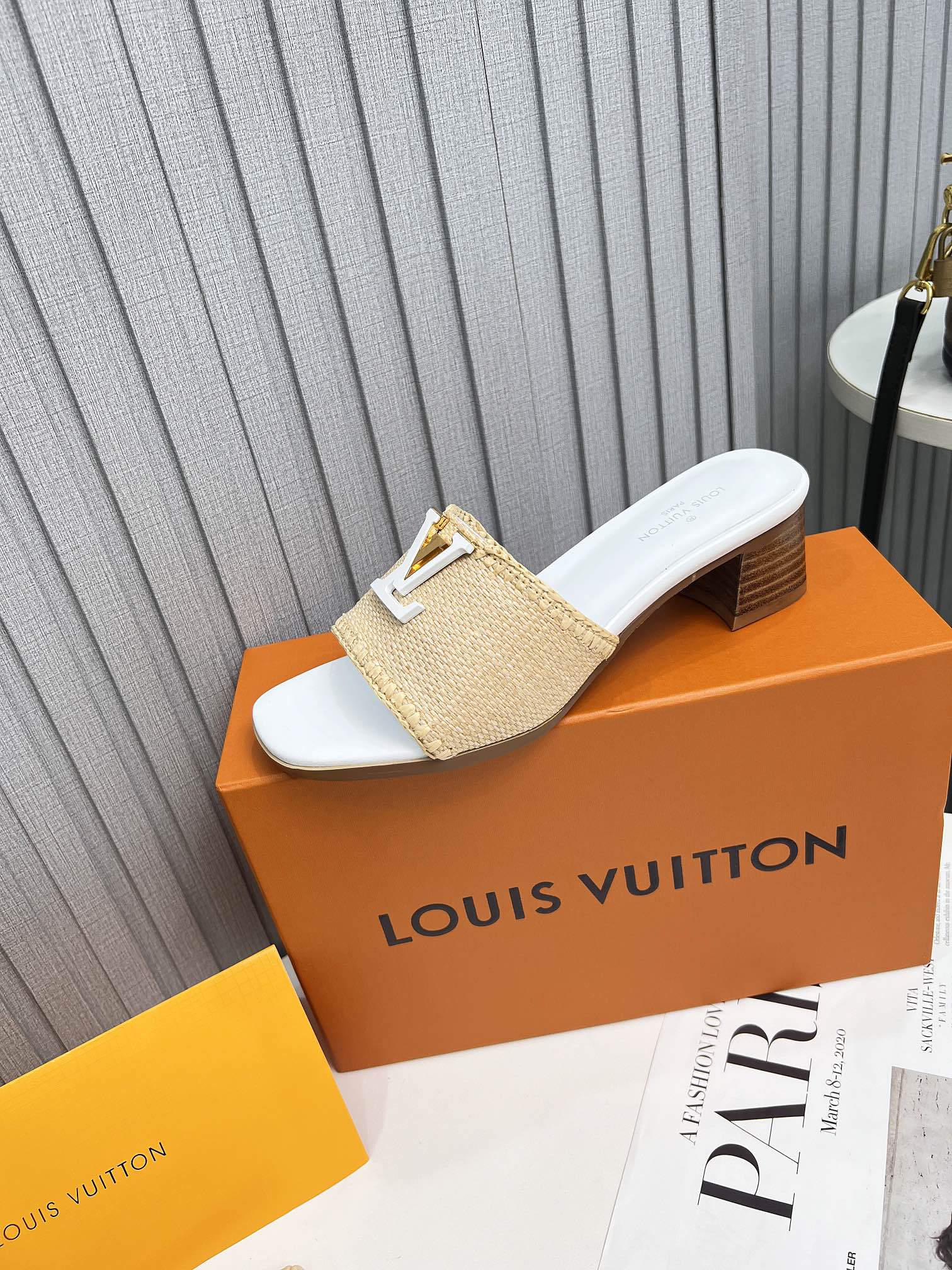 LV 26S CAPRI HIGH-HEELED MULES IN WHITE CALFSKIN AND BEIGE RAFFIA