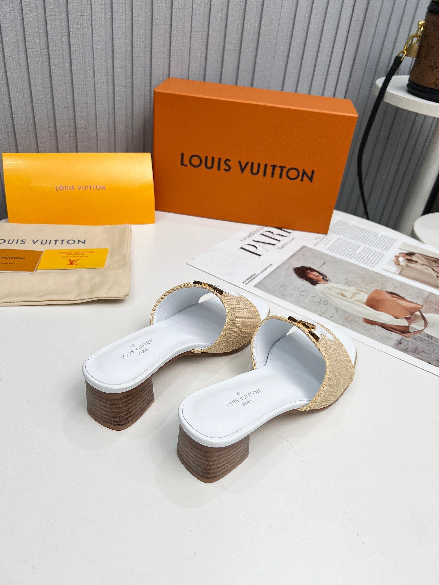 LV 26S CAPRI HIGH-HEELED MULES IN WHITE CALFSKIN AND BEIGE RAFFIA