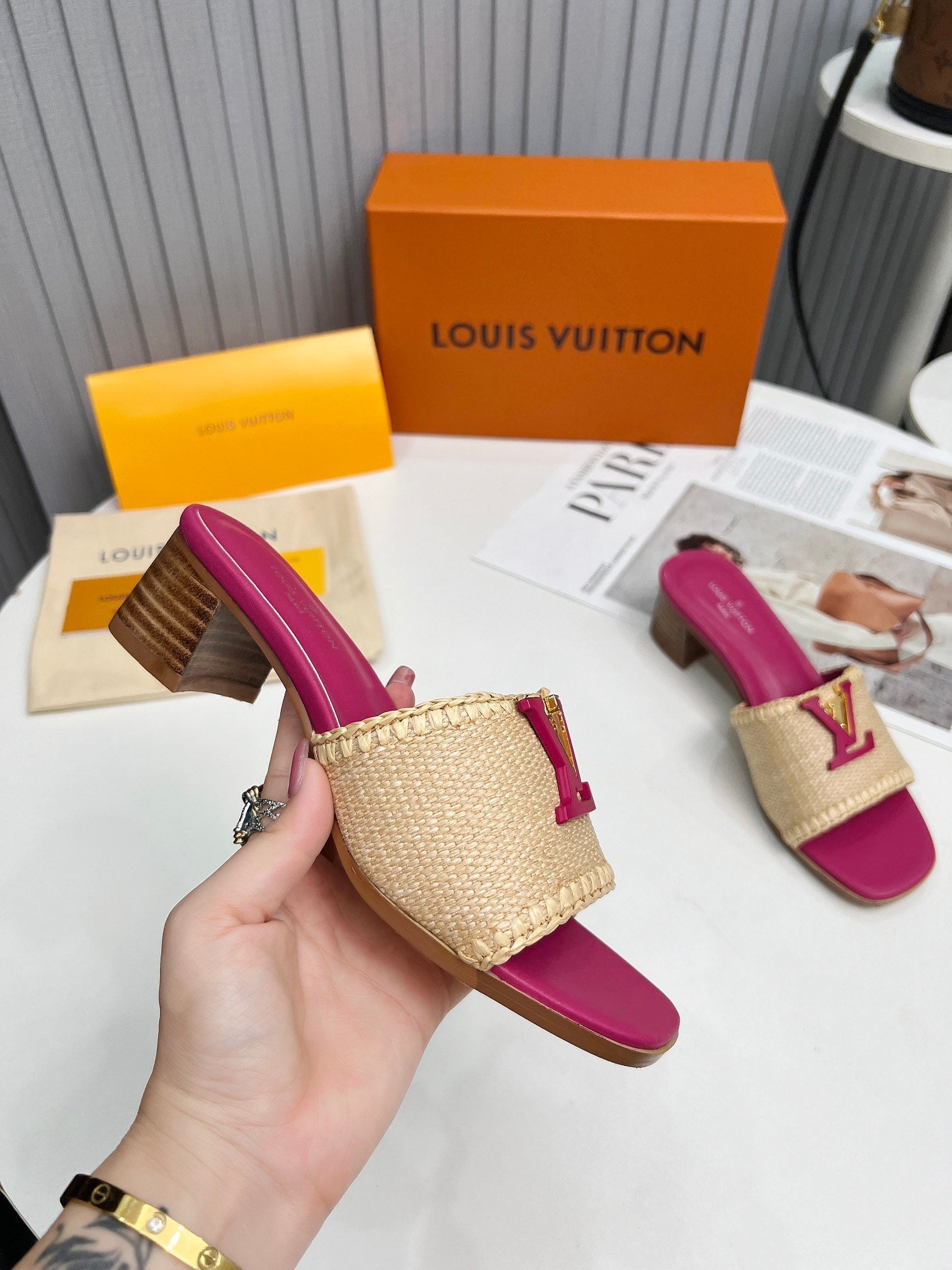 LV 26S CAPRI HIGH-HEELED MULES IN PINK CALFSKIN AND BEIGE RAFFIA