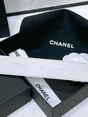 CC BELT 30 MM IN WHITE CALFSKIN PEARL LOGO WITH GOLD HARDWARE