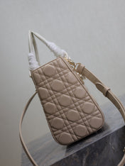 MEDIUM LADY BAG 24 IN POWDER BEIGE QUILTED MACROCANNAGE CALFSKIN METAL CHARM
