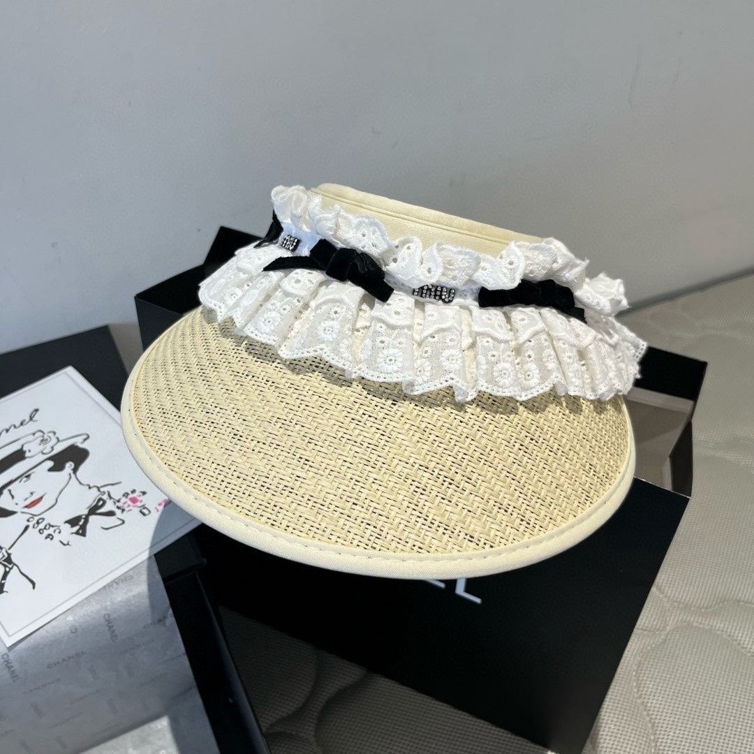 MM OPEN-TOP STRAW HAT IN LIGHT BEIGE MIX WHITE EYELET FABRIC