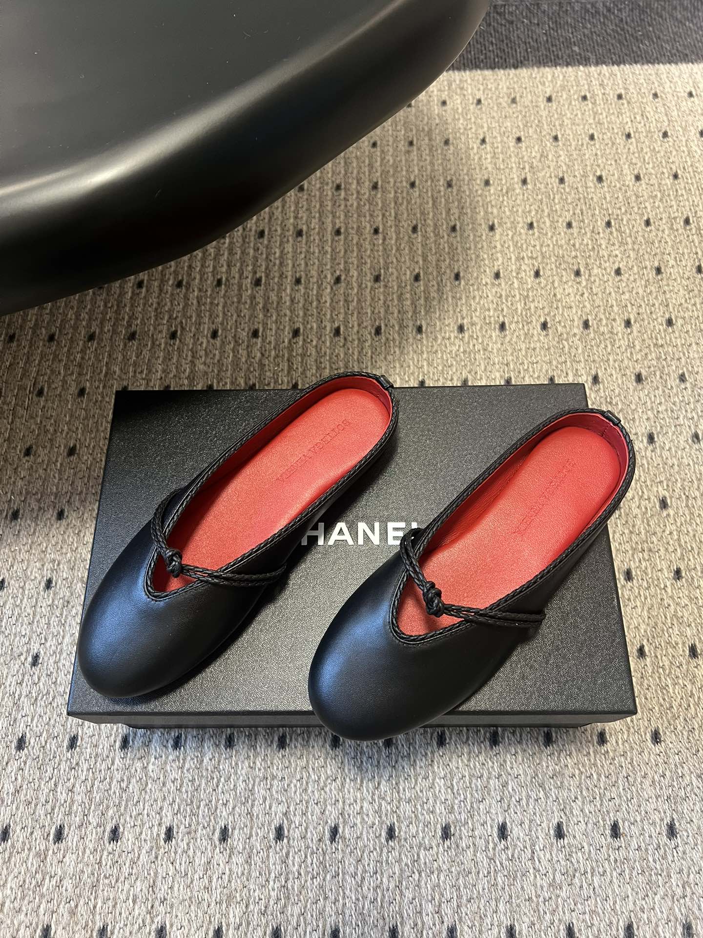 BOTTEGA VENETA 26S FLAT MULES IN BLACK LAMBSKIN