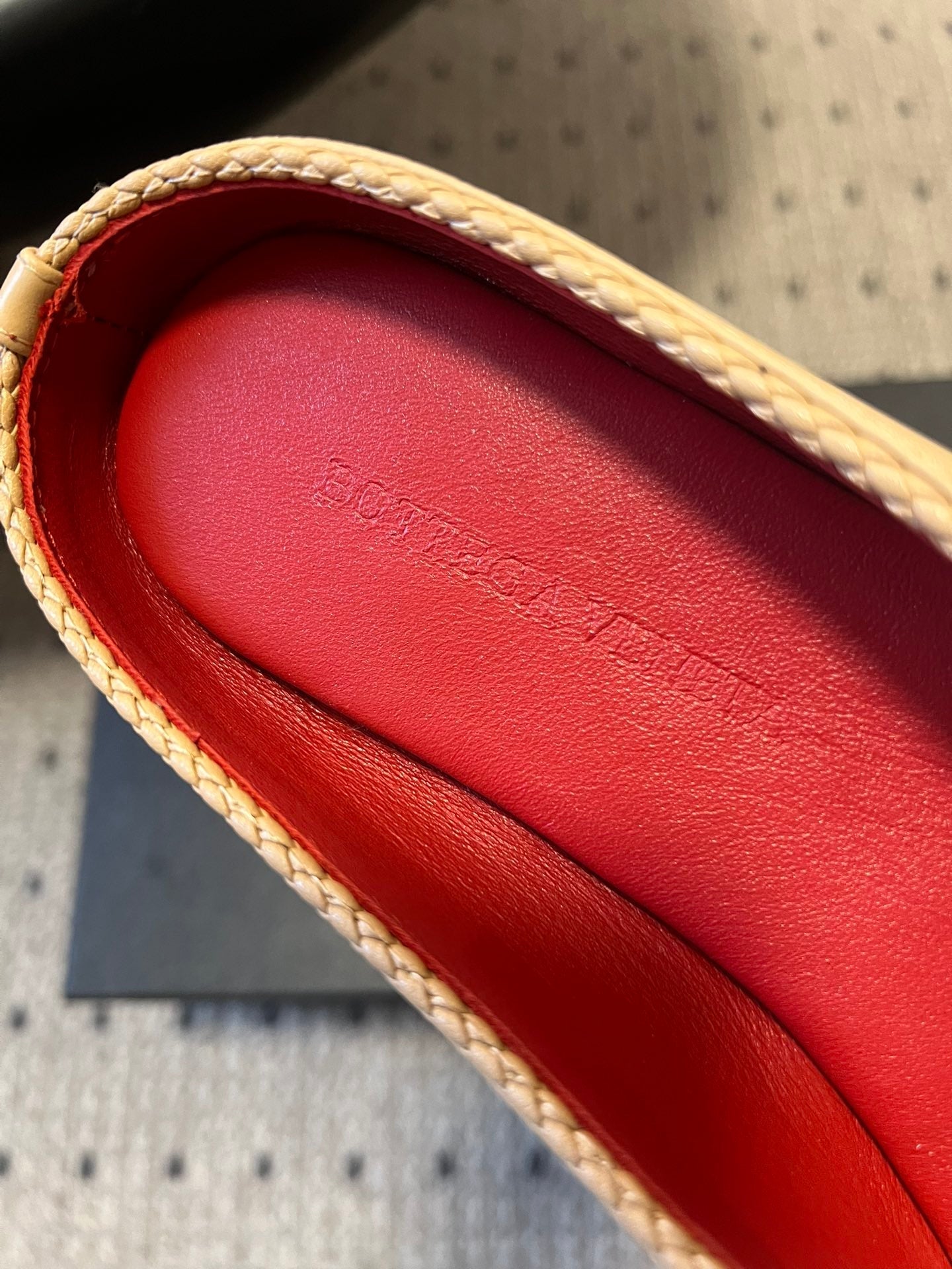 BOTTEGA VENETA 26S FLAT MULES IN BEIGE LAMBSKIN