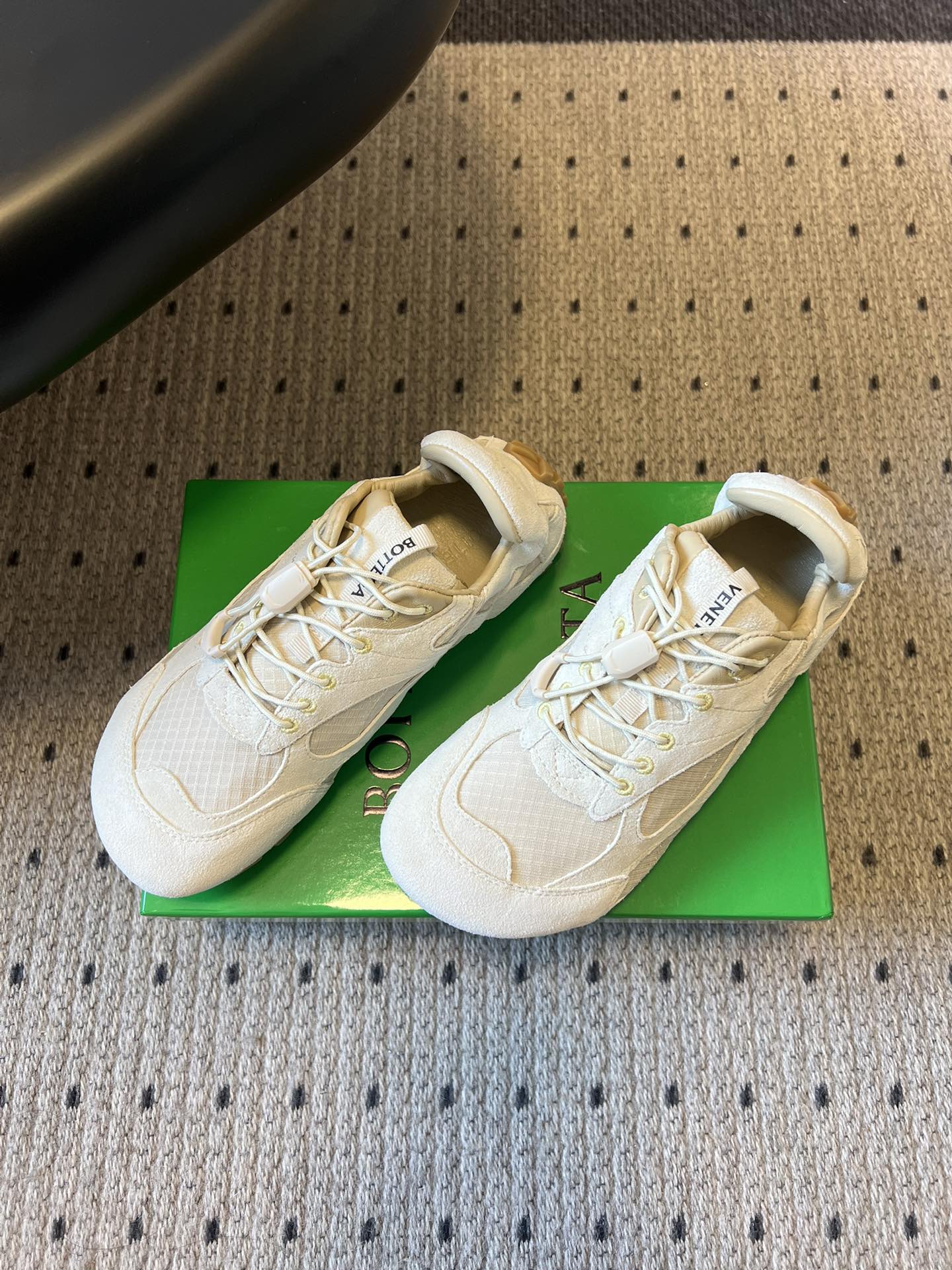 BOTTEGA VENETA 26S SNEAKERS IN CREAM WHITE SUEDE AND MESH FABRIC