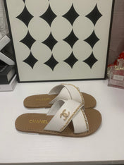 CHANEL 26S SANDALS IN WHITE CALFSKIN WITH DOUBLE C CHAIN DETAIL