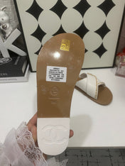 CHANEL 26S SANDALS IN WHITE CALFSKIN WITH DOUBLE C CHAIN DETAIL