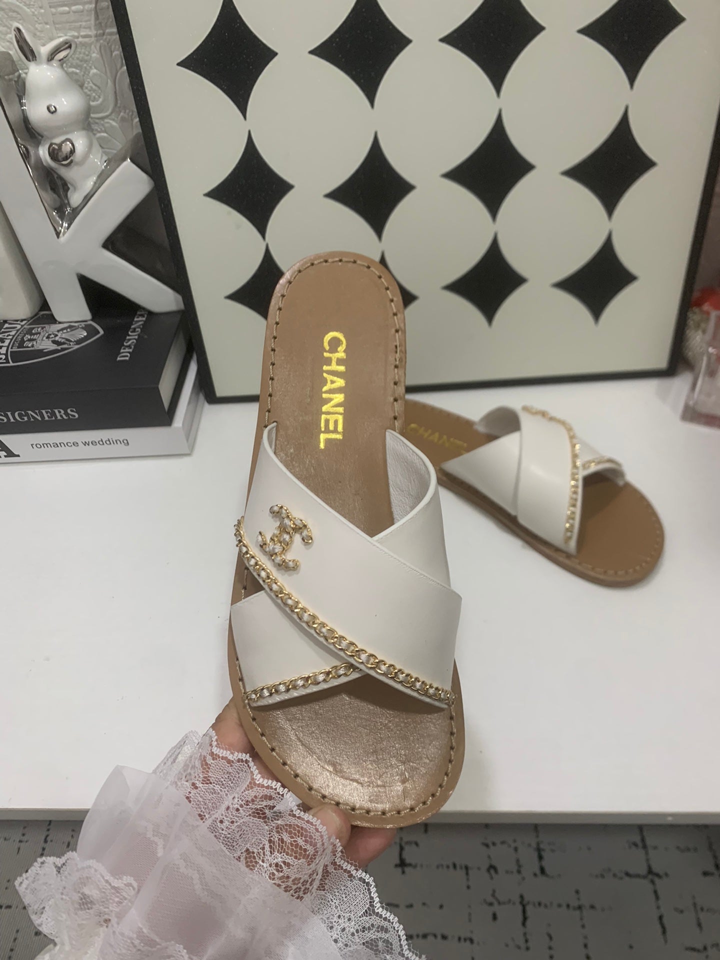 CHANEL 26S SANDALS IN WHITE CALFSKIN WITH DOUBLE C CHAIN DETAIL