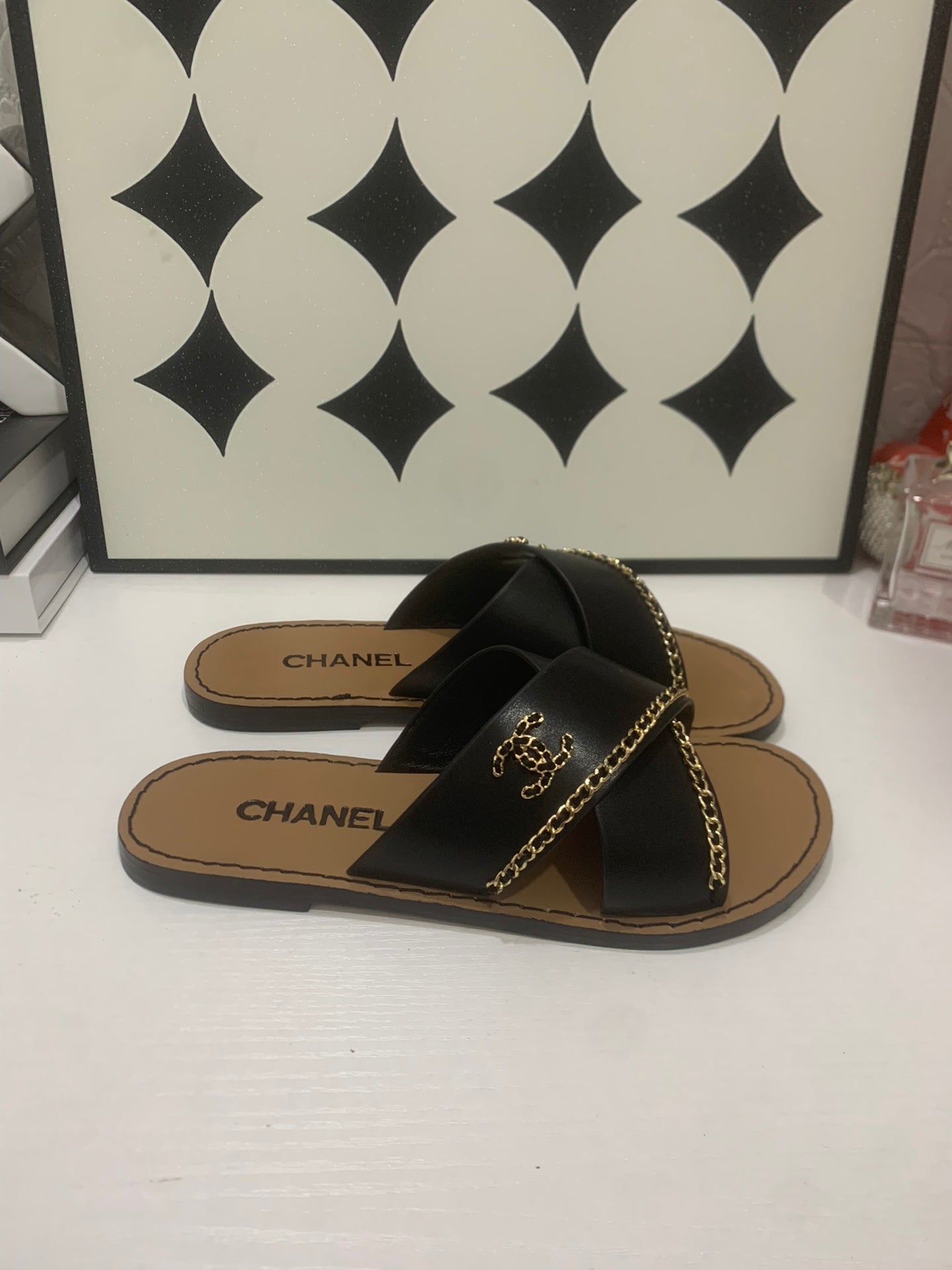 CHANEL 26S SANDALS IN BLACK CALFSKIN WITH DOUBLE C CHAIN DETAIL