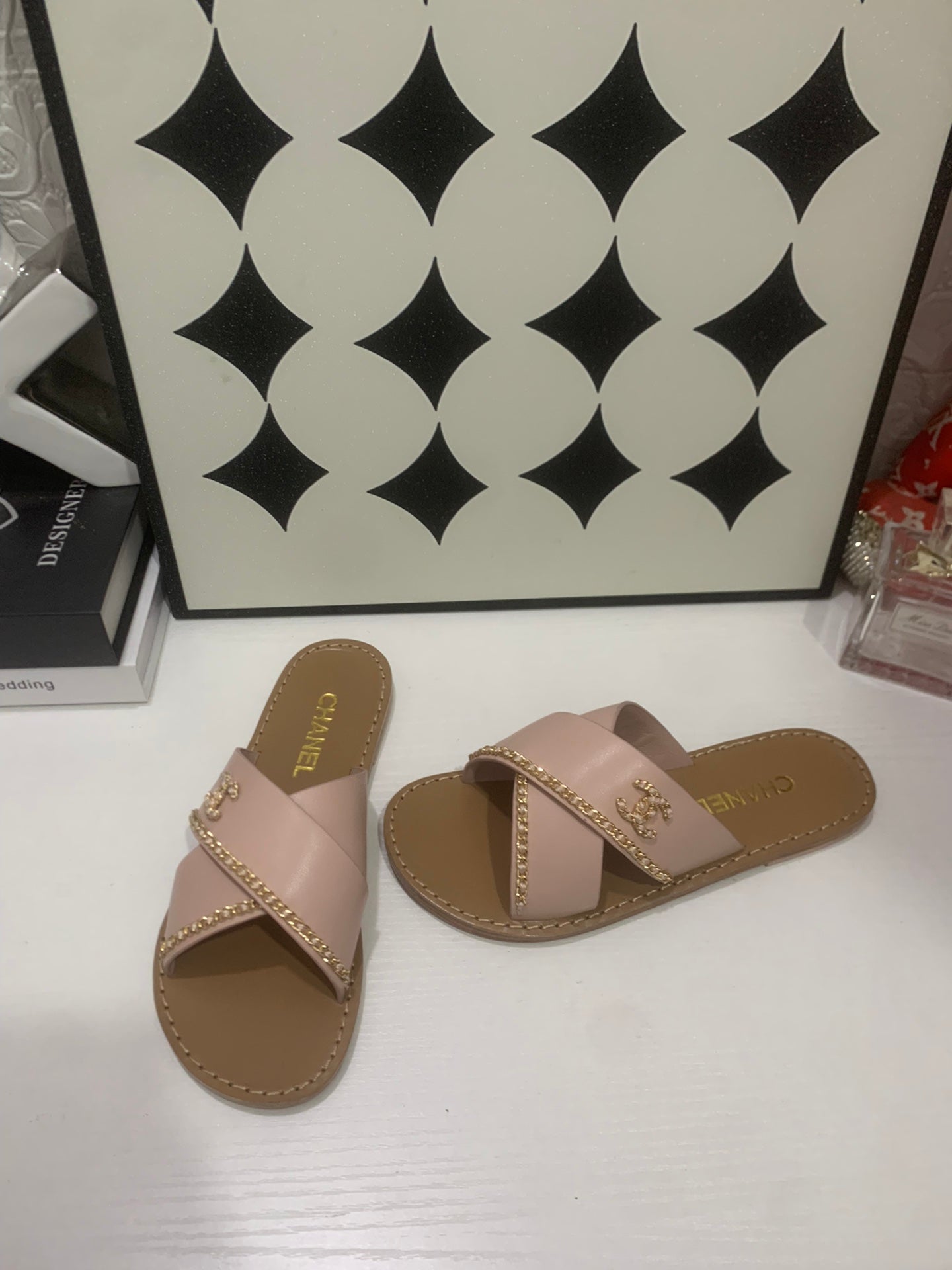 CHANEL 26S SANDALS IN TAUPE PINK CALFSKIN WITH DOUBLE C CHAIN DETAIL