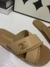CHANEL 26S SANDALS IN BEIGE CALFSKIN WITH DOUBLE C CHAIN DETAIL