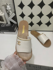 CHANEL 26S SANDALS IN WHITE CALFSKIN GOLD-TONE CHAIN DETAIL