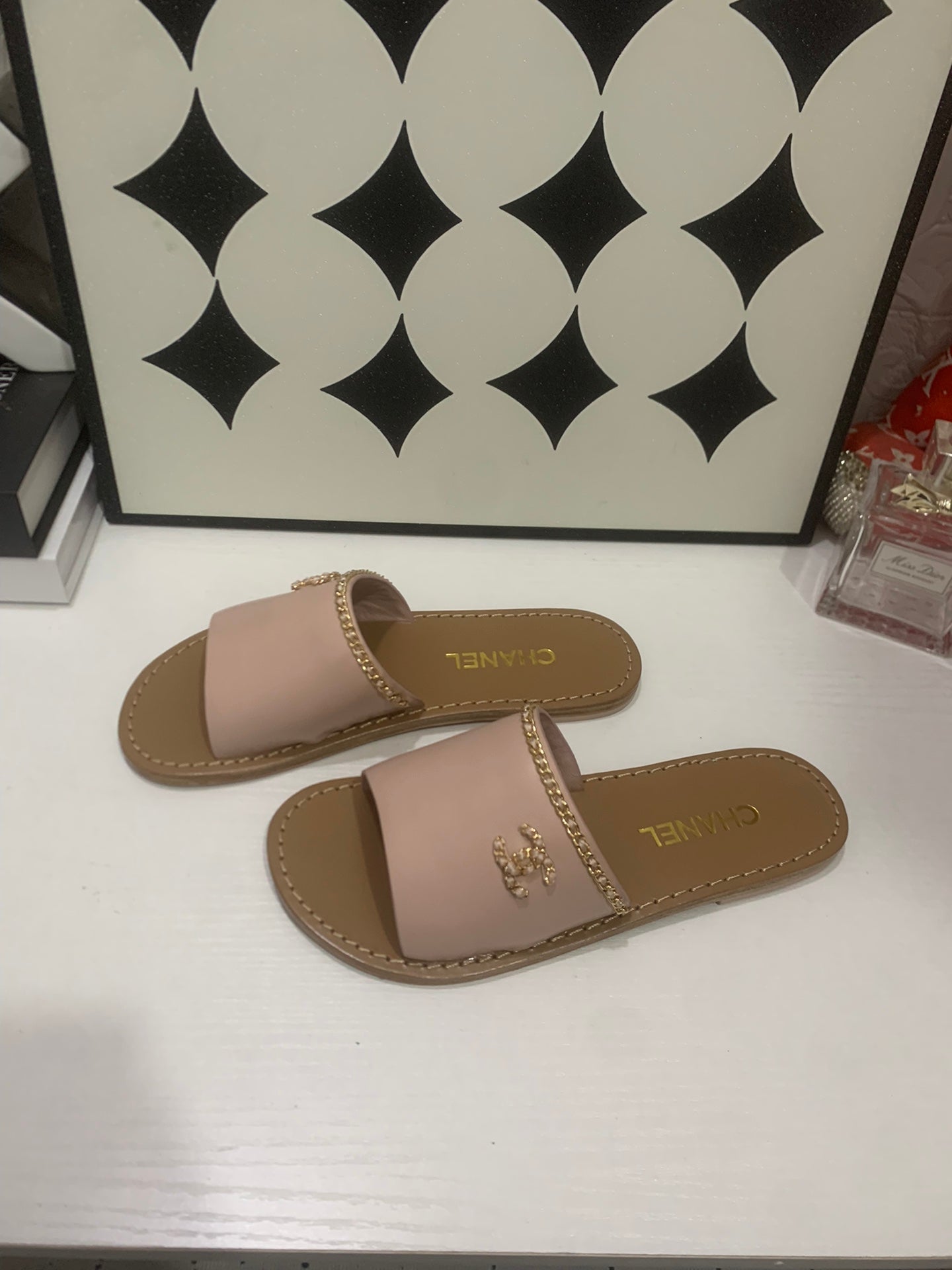 CHANEL 26S SANDALS IN TAUPE PINK CALFSKIN GOLD-TONE CHAIN DETAIL