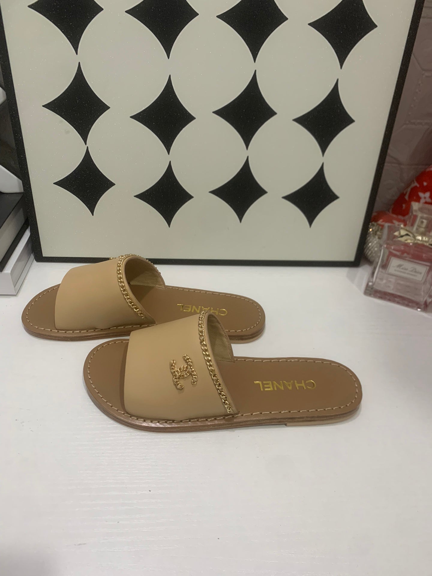 CHANEL 26S SANDALS IN BEIGE CALFSKIN GOLD-TONE CHAIN DETAIL