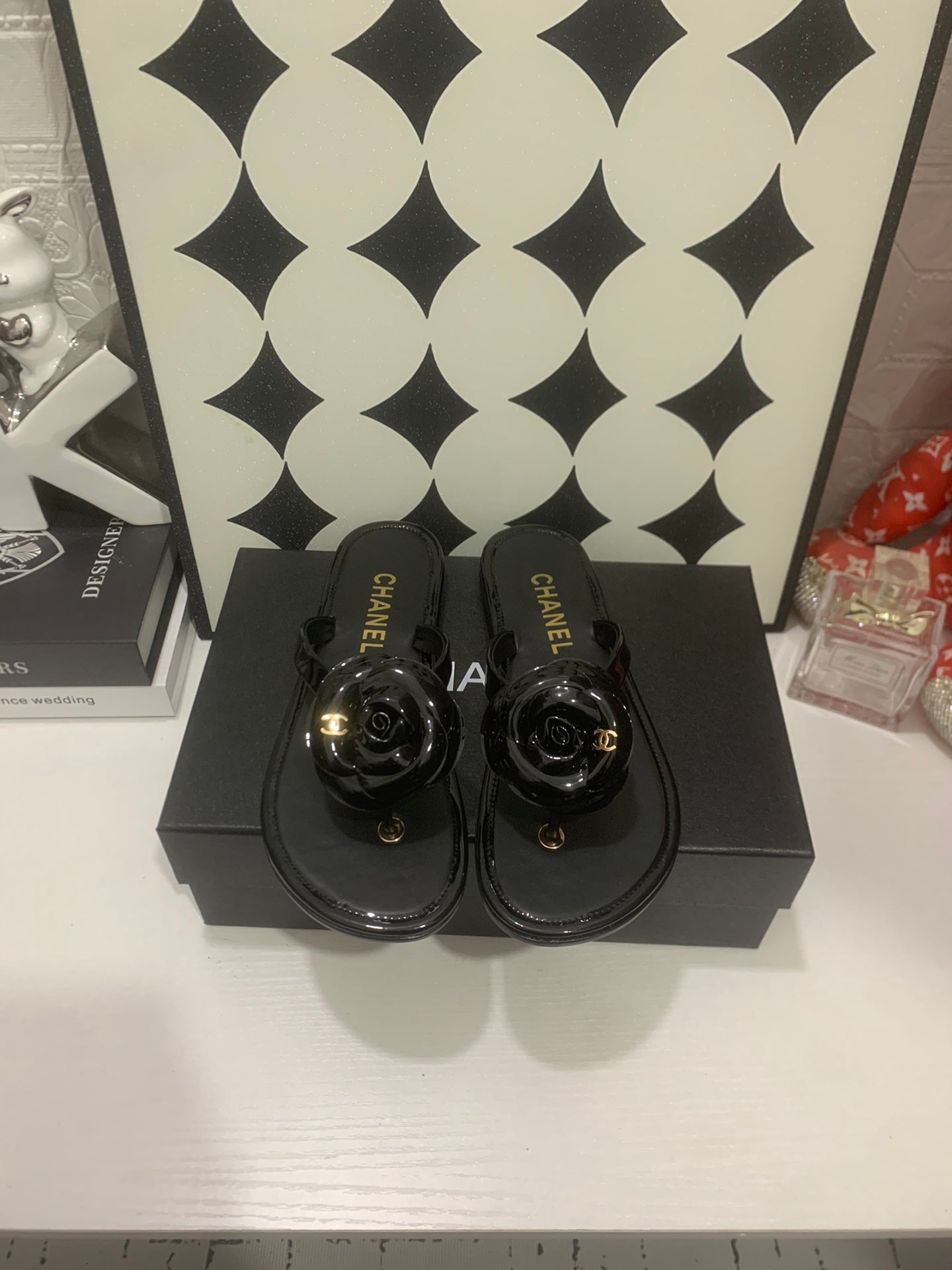 CHANEL 26S THONG SANDALS IN BLACK LAMBSKIN WITH FLORAL