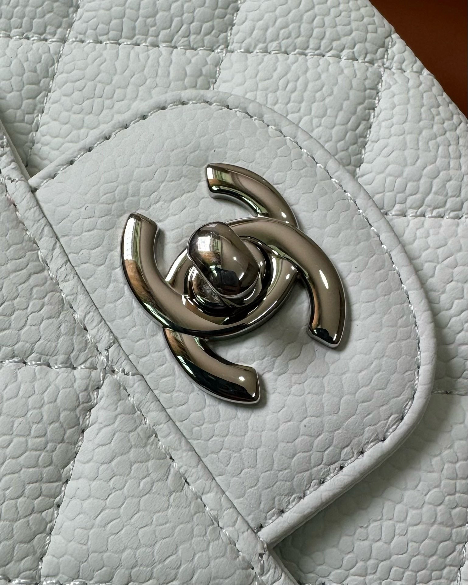 FLAP BAG 25 IN WHITE CAVIAR LAMBSKIN SILVER HARDWARE