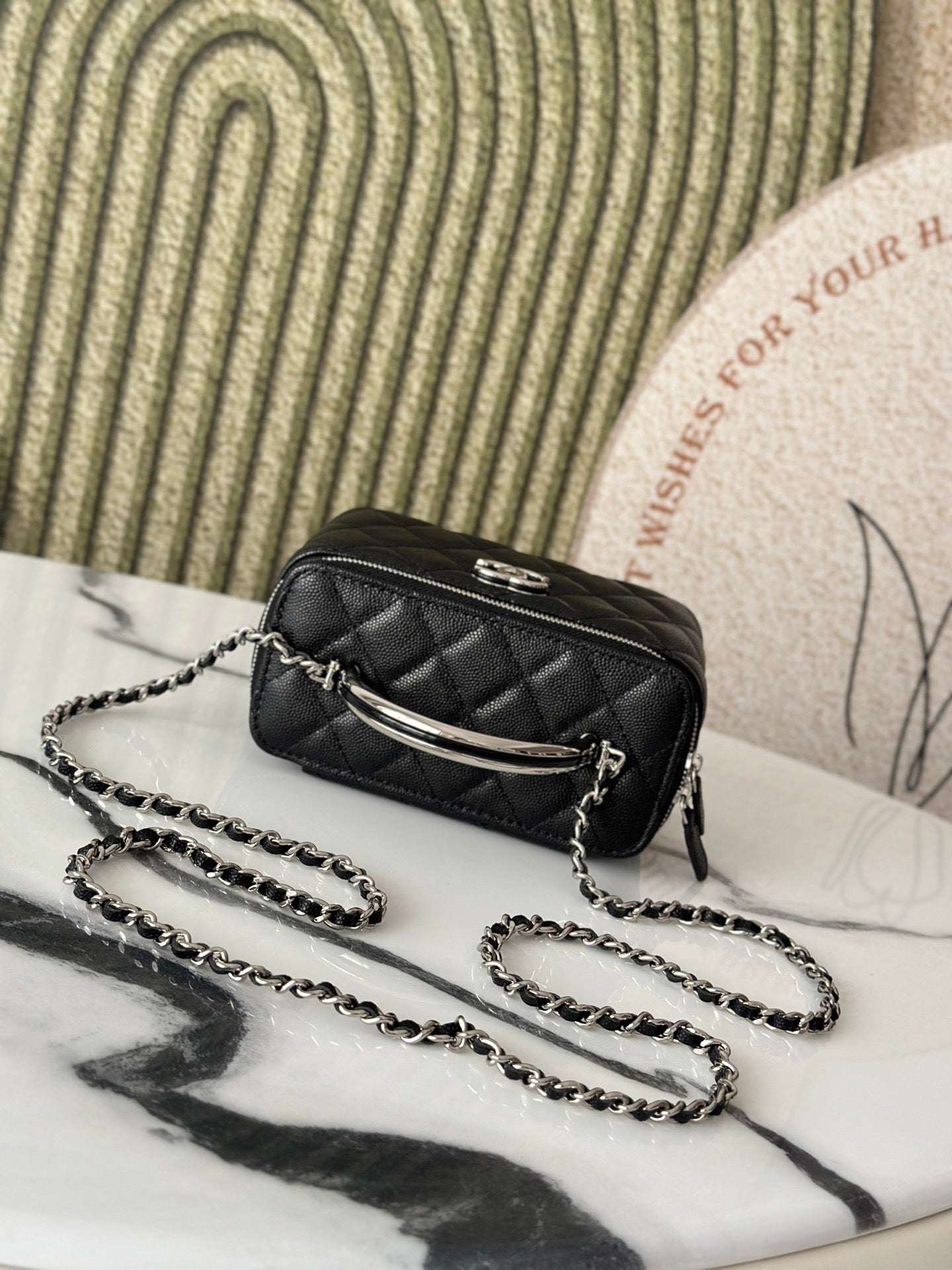 25P VANITY 17 CAVIAR WITH HANDLE METAL IN BLACK CALFSKIN SILVER HARDWARE