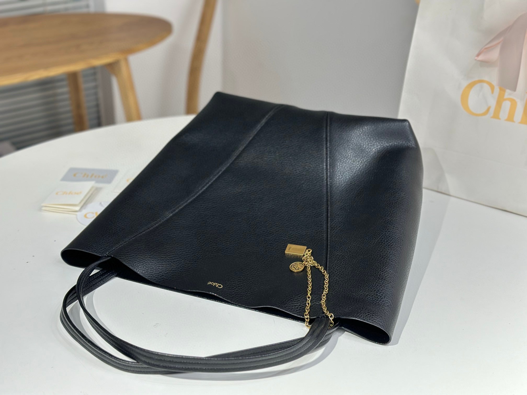 Chlo Spin tote bag in black grained leather
