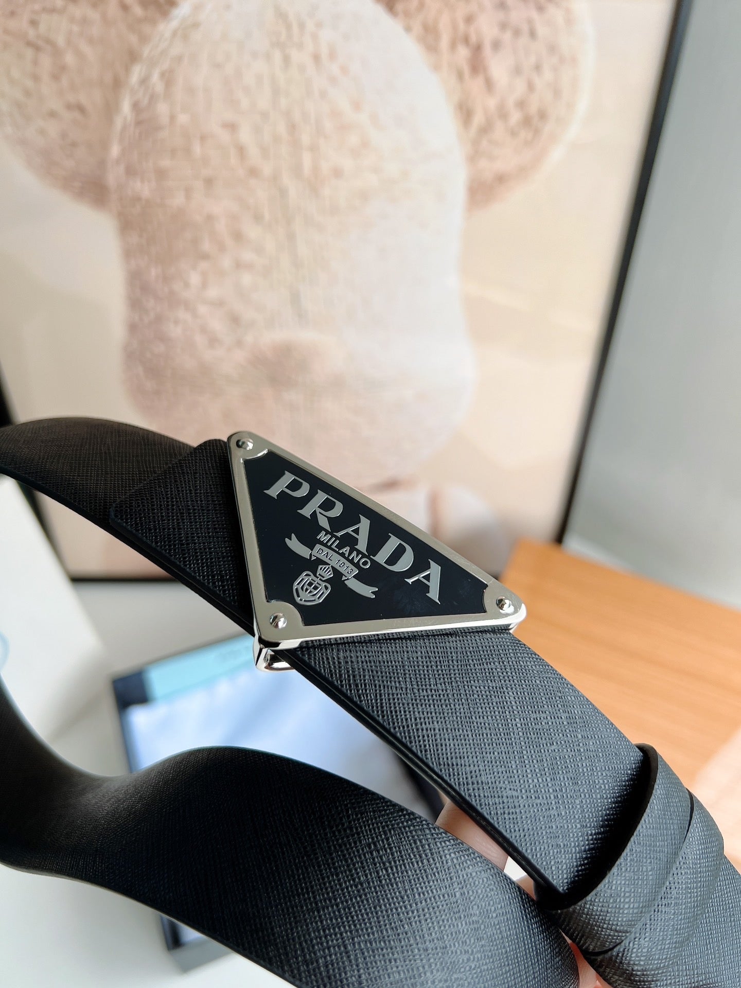 PRA TRIANGLE BELT IN BLACK SAFFIANO LEATHER WITH ENAMEL LOGO BUCKLE