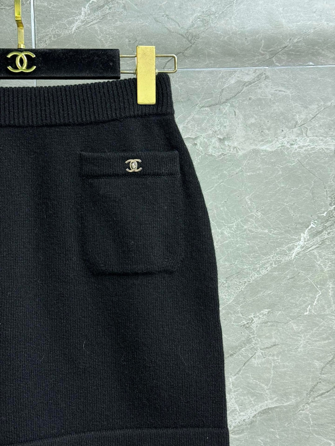 CC ICONIC SKIRT IN BLACK WOOL KNIT WITH FRONT POCKETS