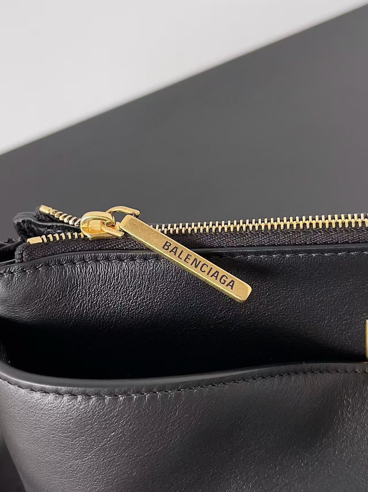 RODEO SHOULDER BAG 22 IN BLACK CALFSKIN GOLD HARDWARE