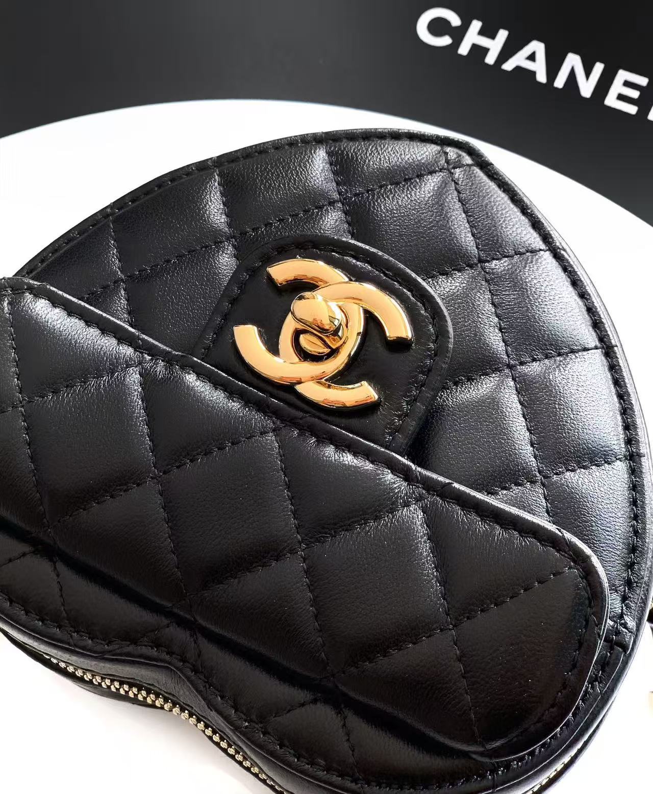 CC HEART QUILTED SHOULDER BAG 19 IN BLACK CALFSKIN TP3