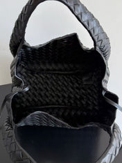 BOTTEGA VENETA  SHOULDER BAG 33 IN BLACK CALFSKIN