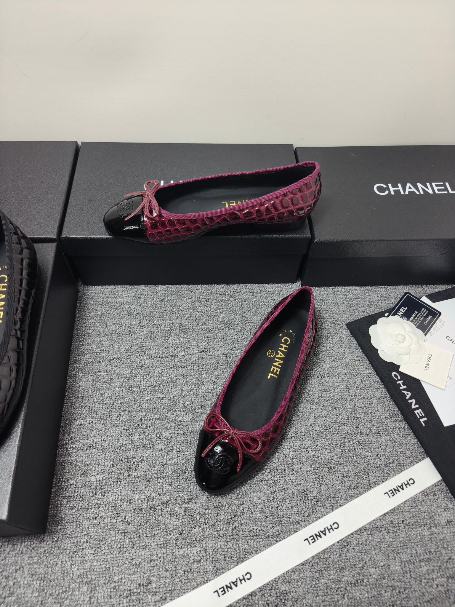 CHANEL 26S BALLET FLATS IN BLACK & BURGUNDY PATENT LEATHER