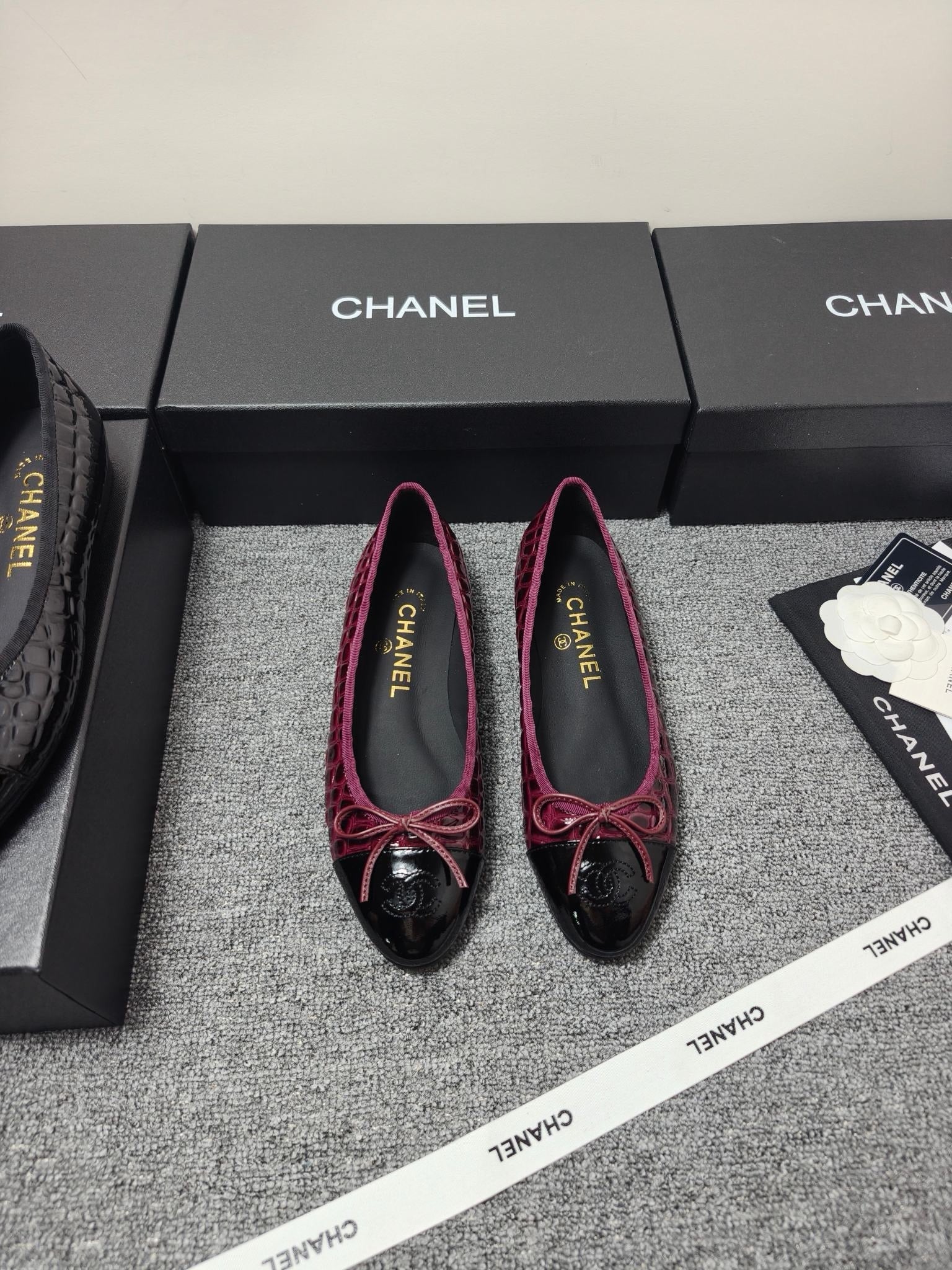 CHANEL 26S BALLET FLATS IN BLACK & BURGUNDY PATENT LEATHER