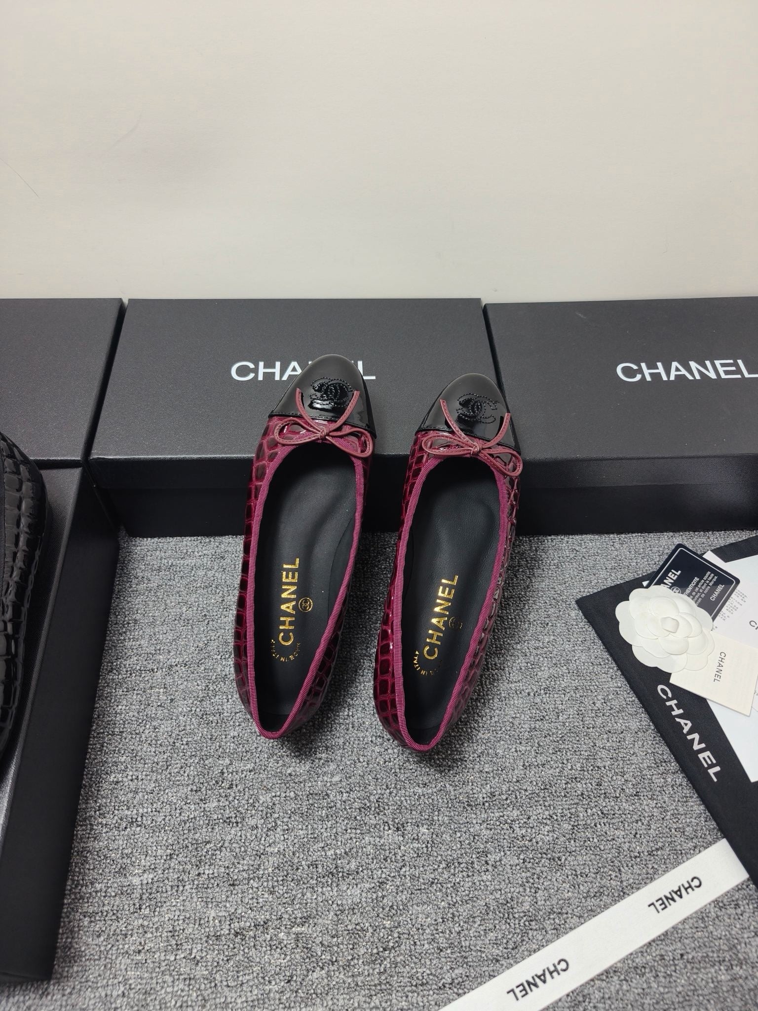 CHANEL 26S BALLET FLATS IN BLACK & BURGUNDY PATENT LEATHER