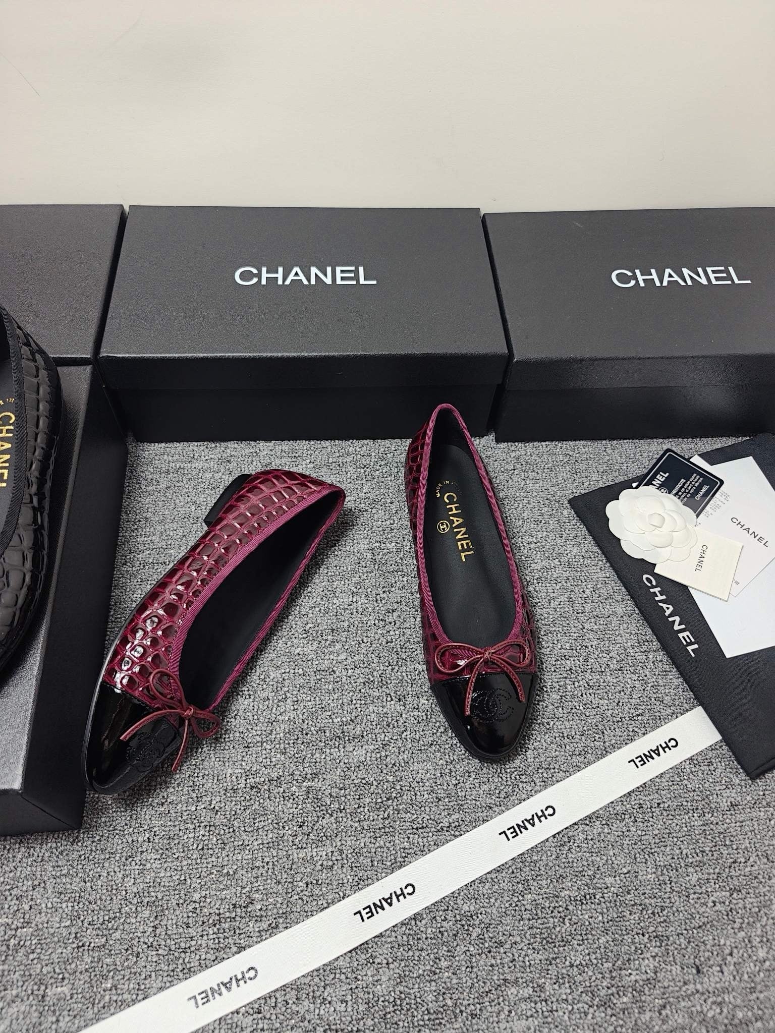 CHANEL 26S BALLET FLATS IN BLACK & BURGUNDY PATENT LEATHER