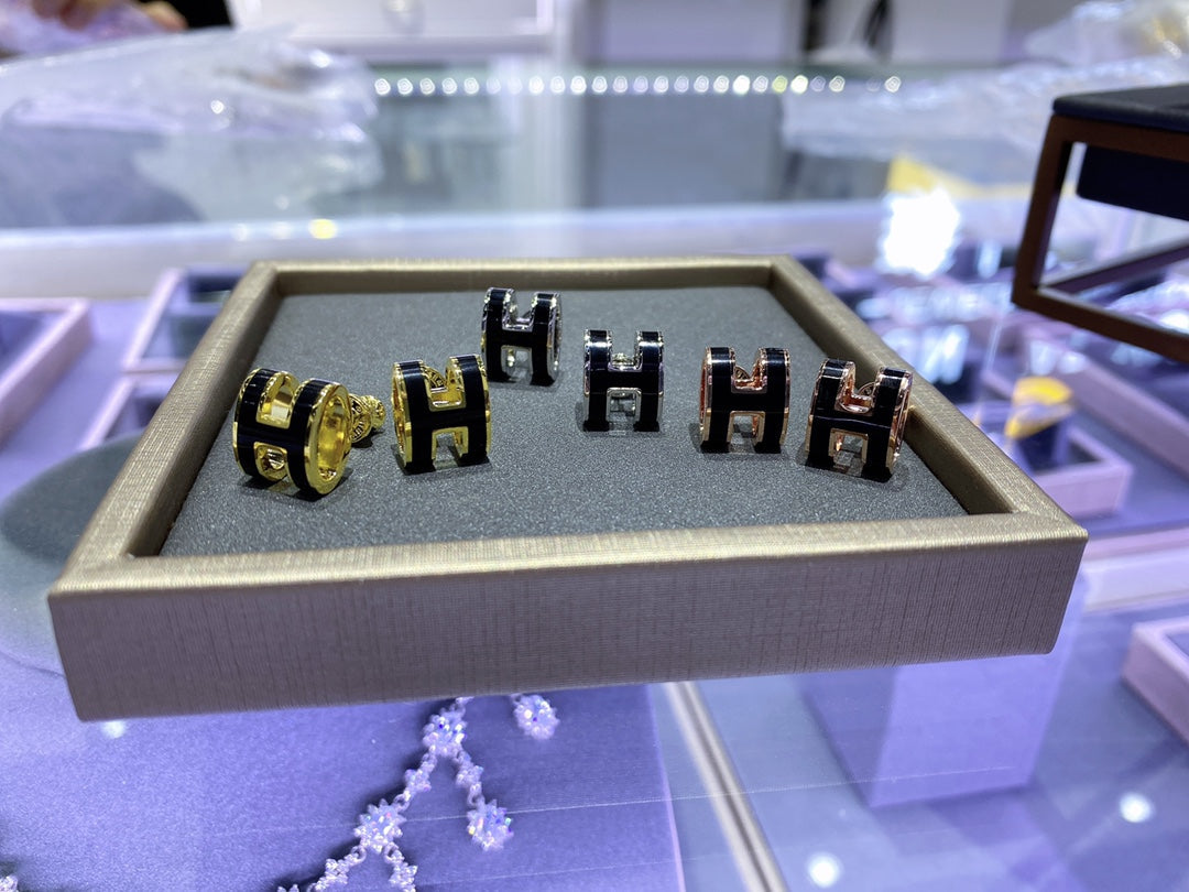 CLASSIC BLACK H ENAMEL OVAL STUD EARRINGS