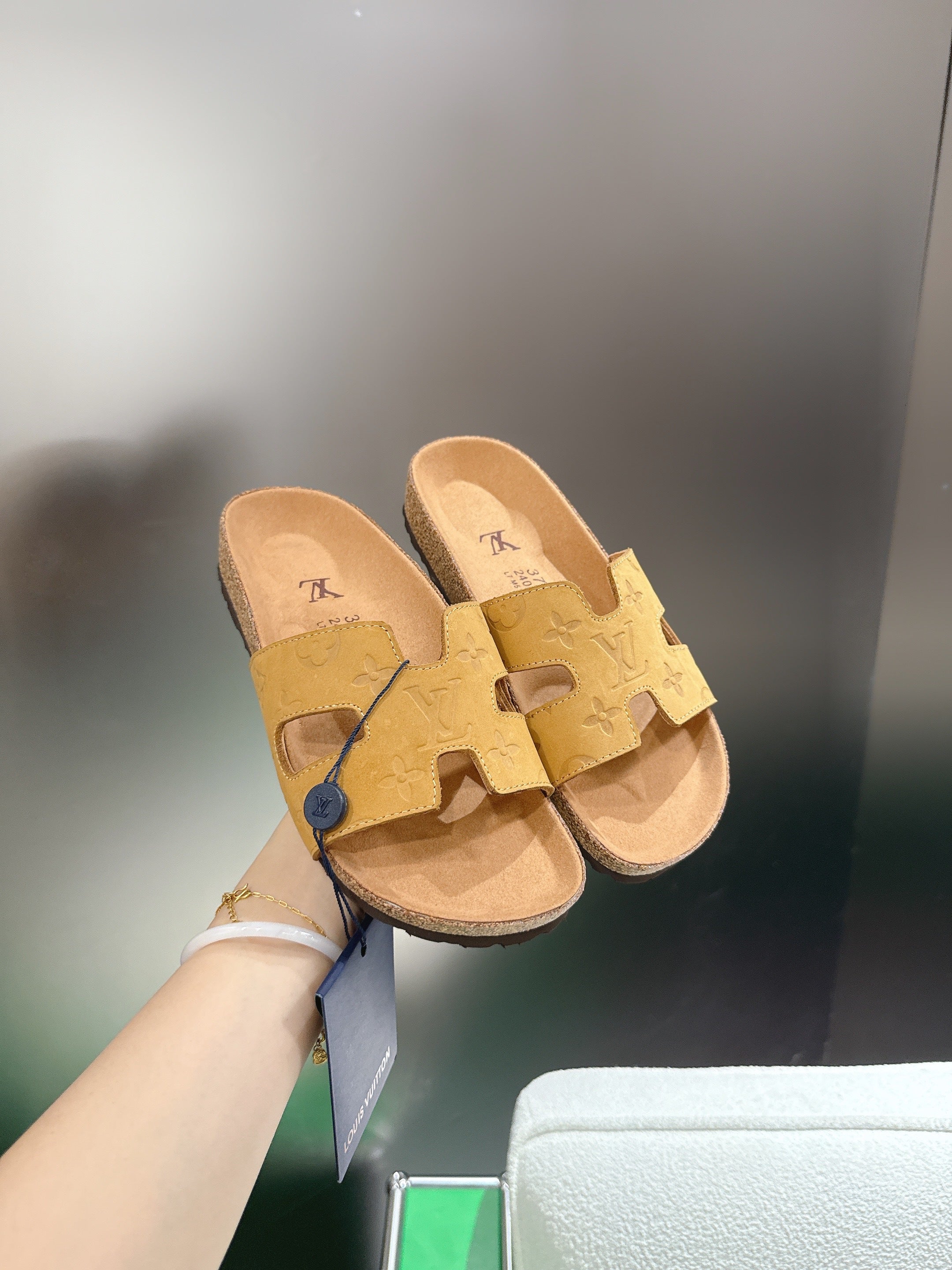 LV 26S SLIDES IN LIGHT CAMEL YELLOW SUEDE