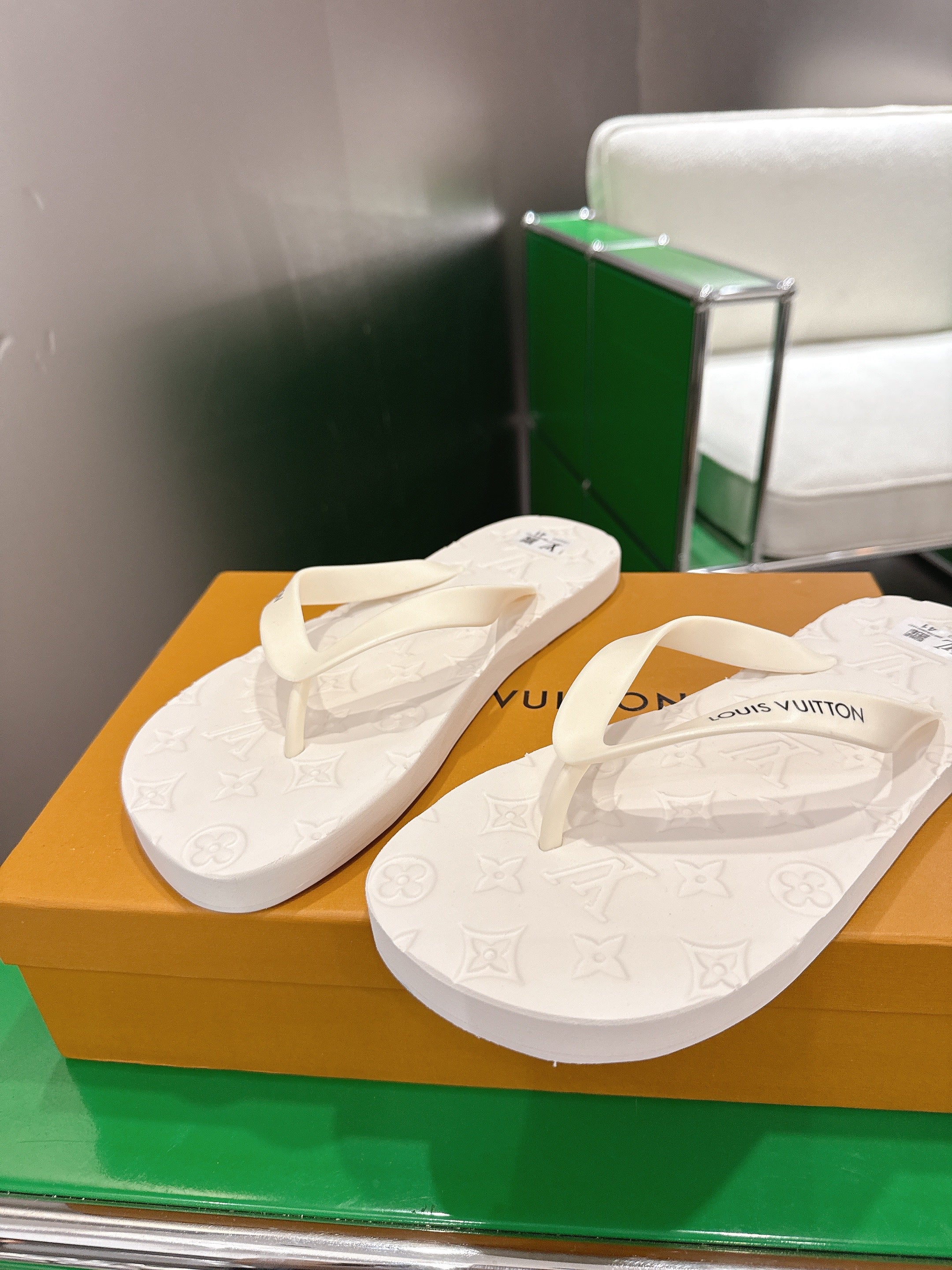 LV 26S THONG SANDALS IN WHITE EVA