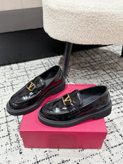 VLTN LOAFER 25S IN BLACK CALFSKIN WITH GOLD HARDWARE